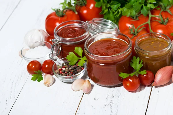 Assortiment Van Tomatensausen Ingrediënten Een Witte Achtergrond Bovenaanzicht — Stockfoto