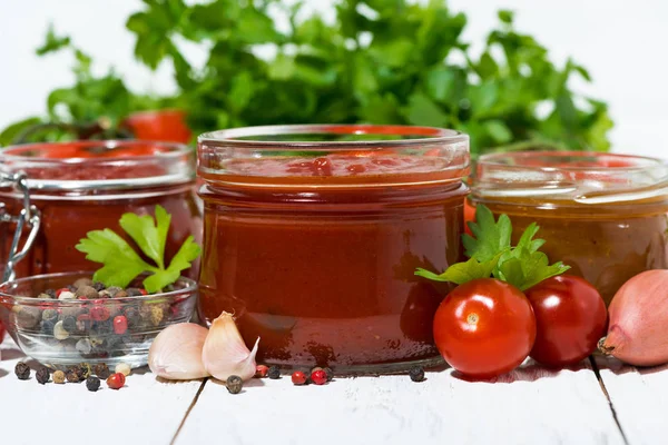 Assortimento Sughi Pomodoro Ingredienti Fondo Bianco Primo Piano Orizzontale — Foto Stock