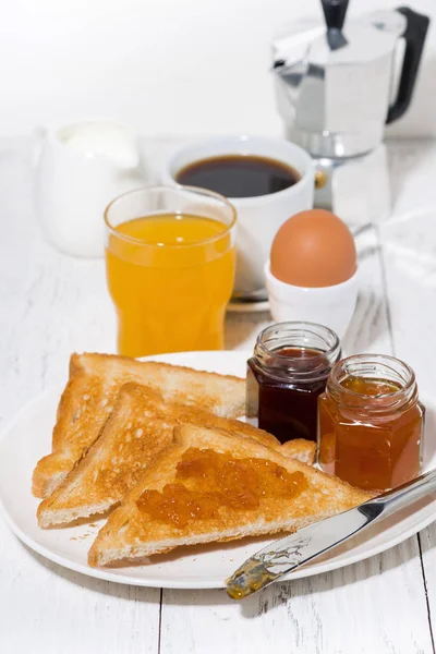 Gevrek Tost Reçelli Kahvaltı Dikey Closeup Için — Stok fotoğraf