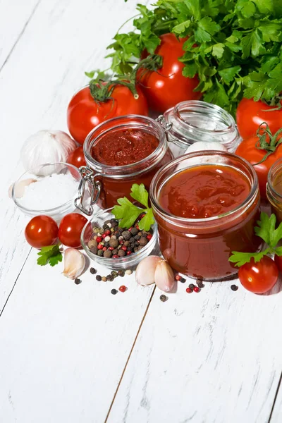 Assortiment Van Tomatensausen Ingrediënten Een Witte Achtergrond Bovenaanzicht — Stockfoto