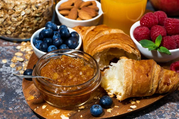 Croissant Mermelada Naranja Bayas Frescas Para Desayuno Primer Plano Horizontal — Foto de Stock