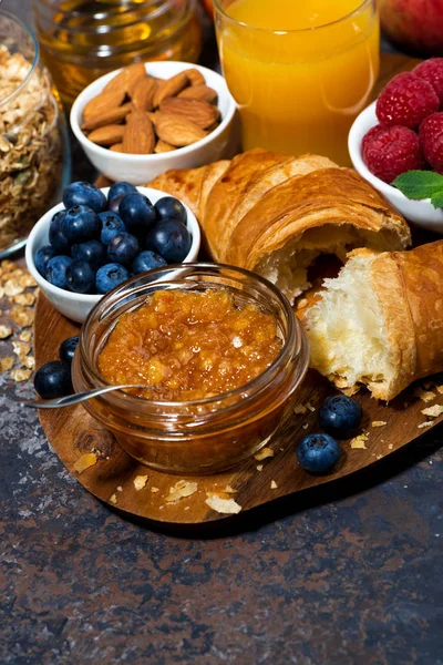 Croissant Mermelada Naranja Bayas Frescas Para Desayuno Vista Superior Vertical — Foto de Stock