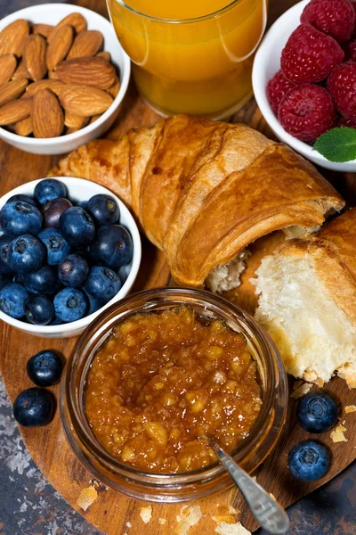 Croissant Oranje Jam Verse Bessen Een Houten Bord Top Uitzicht — Stockfoto