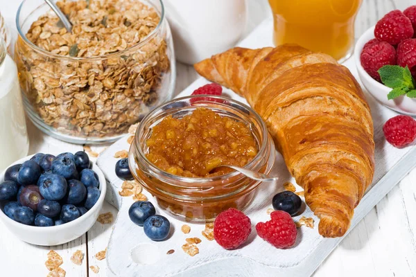 kruvasan ve reçel kahvaltıda, closeup üstten görünüm