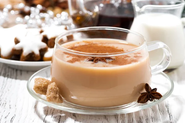 Xícara Chá Picante Masala Biscoitos Natal Fundo Branco Close Horizontal — Fotografia de Stock