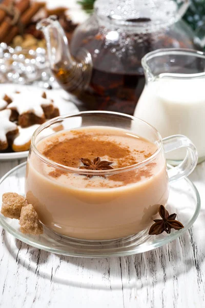 Taza Masala Picante Galletas Navidad Sobre Fondo Blanco Primer Plano —  Fotos de Stock