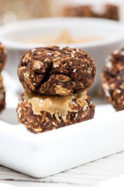 Ev yapımı yulaf ezmesi çikolatalı kurabiye, closeup dikey