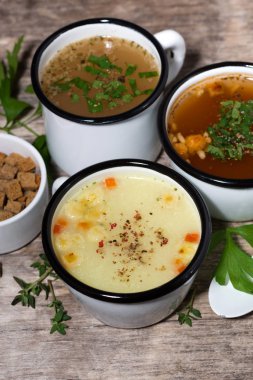 sıcak çorba kupalar, dikey üstten görünüm