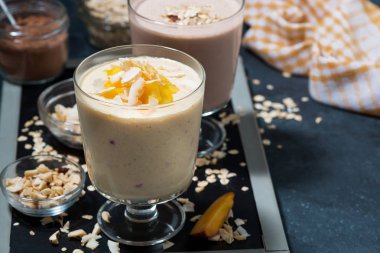 milkshakes çikolata ve bardaklarda mango ile