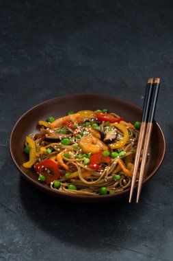 Buğday noodle kase, dikey, deniz ürünleri ile görünümü top