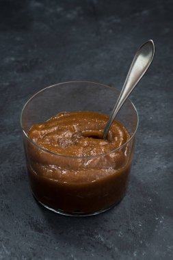 Karamelli çikolata sosu, dikey