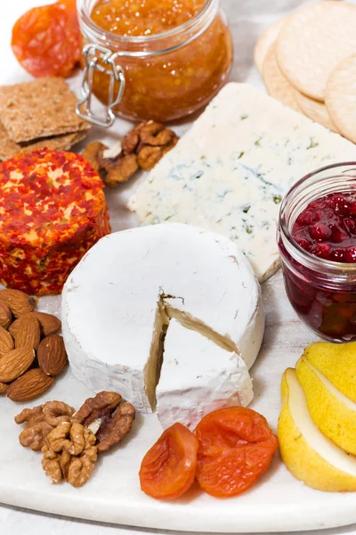 Sortiment Snacks Käse Nüssen Und Früchten Vertikal — Stockfoto