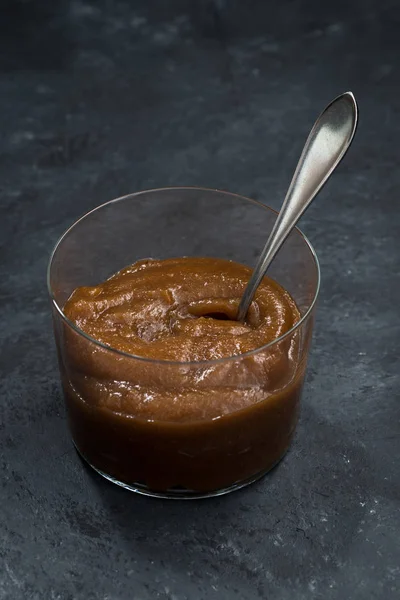 Karamell Csokoládé Szósszal Függőleges — Stock Fotó