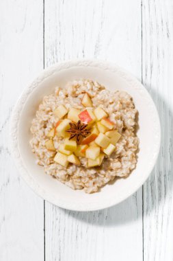 tabak yulaf ezmesi elma, üstten görünüm