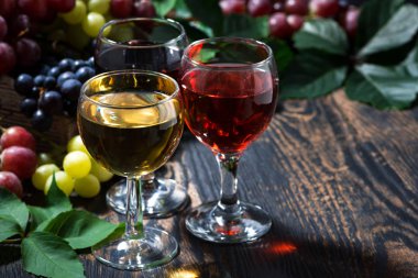 ahşap arka plan, yatay üzerinde şarap bardakları