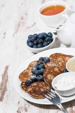 yaban mersini, fıstık ezmesi ve yoğurt, dikey üstten görünüm ile Pancakes