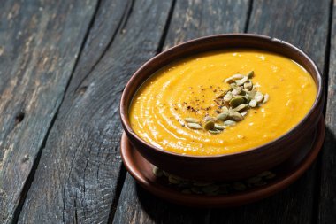 ahşap zemin, closeup üzerine balkabağı çorbası