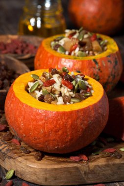 Kurutulmuş meyve bir balkabağı ahşap masa, dikey, tarih içinde closeup pirinç