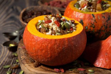 ahşap masa, tatlı, yatay bir balkabağı içinde kurutulmuş meyve ile pirinç