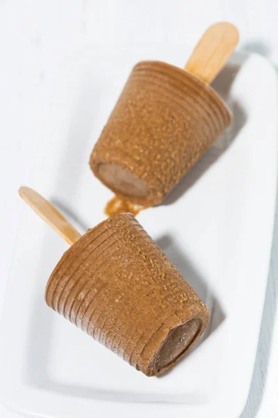 スティック トップに自家製チョコレート アイスキャンディーを垂直表示します — ストック写真