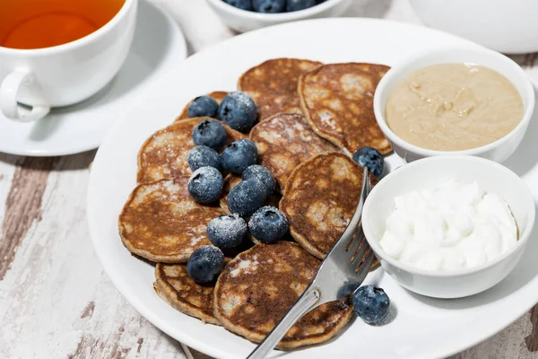 yaban mersini, fıstık ezmesi ve yoğurt, üstten görünüm ile Pancakes
