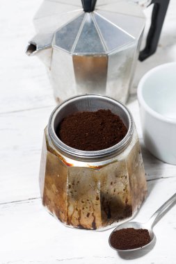 dikey üst görünümden bir şofben kahve makinesinde çekilmiş kahve