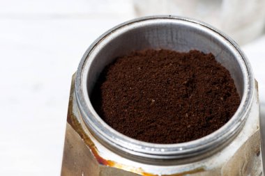 çekilmiş kahve şofben kahve makinesine, closeup üstten görünüm