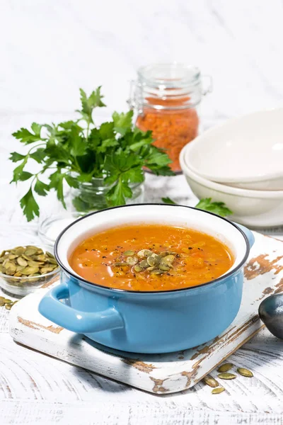 Gezonde Lunch Pittige Pompoensoep Met Linzen Verticale — Stockfoto