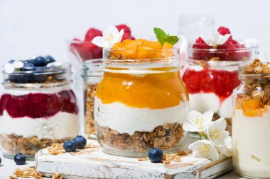 müsli, tatlılar meyve püresi ve meyve kavanoz, portre