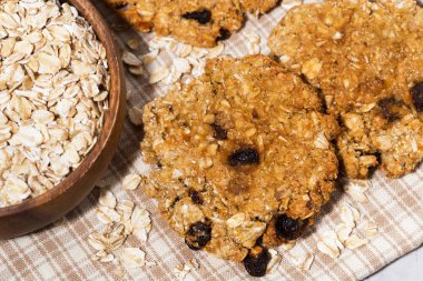 Ev yapımı yulaf ezmeli kurabiye üzümlü, üst yatay görüntüleme