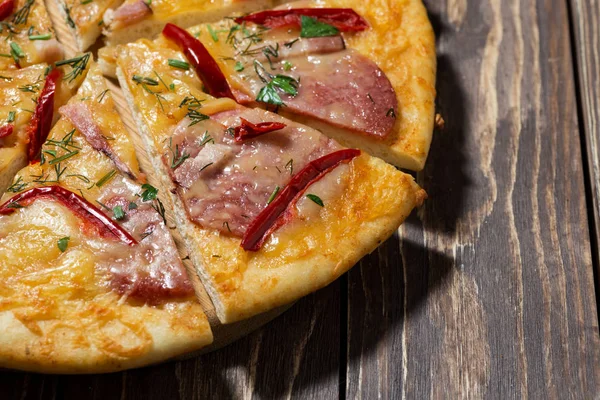 Pizza Com Linguiça Uma Mesa Madeira Close — Fotografia de Stock