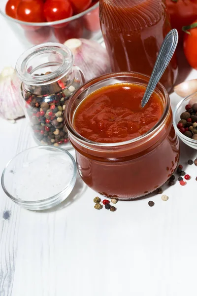 Productos Elaborados Con Tomate Fresco Salsa Zumo Condimentos Sobre Fondo —  Fotos de Stock