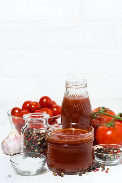 Prodotti Base Pomodoro Fresco Salsa Succo Condimenti Fondo Bianco Primo — Foto Stock