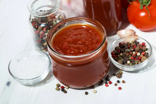 Produtos Feitos Com Tomate Fresco Molho Suco Temperos Mesa Branca — Fotografia de Stock