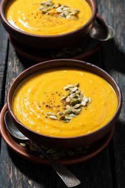 ahşap masa, dikey, closeup üzerinde balkabağı çorbası