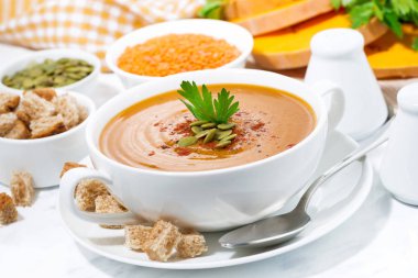 kabak ve yatay bir kasede mercimek çorbası