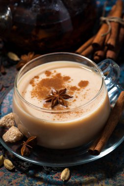 karanlık bir arka plan, closeup baharatlı masala çay