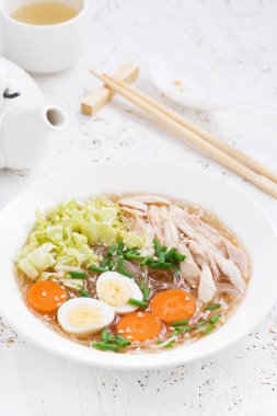 Cam erişte, sebze ve tavuk, dikey, en iyi görünümü ile çorbası