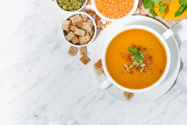 Sopa Calabaza Lentejas Tazón Sobre Fondo Blanco Vista Superior Cerca — Foto de Stock