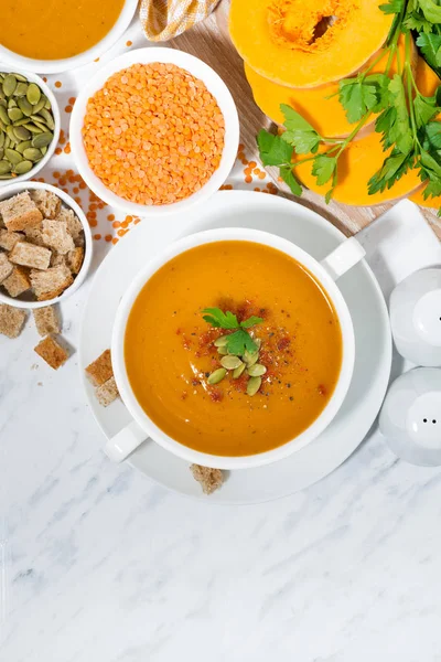 Sopa Calabaza Lentejas Tazón Sobre Fondo Blanco Vista Superior — Foto de Stock