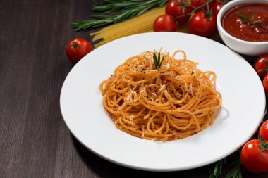 ahşap bir masa, yatay üzerinde domates soslu spagetti