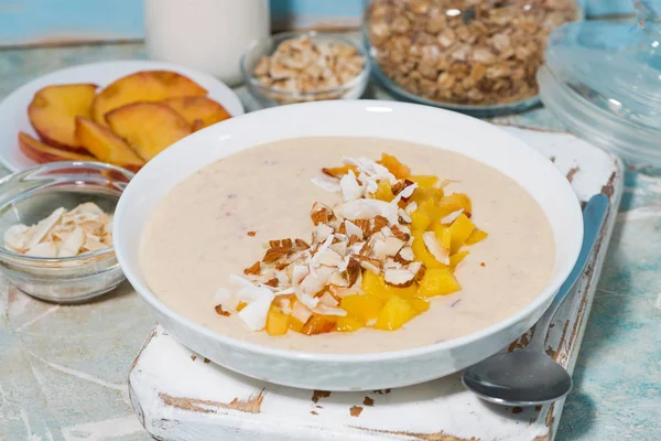 Smoothie Bowl Med Mango Kokos Och Nötter För Hälsosam Frukost — Stockfoto