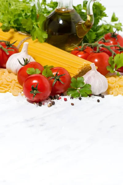 Espaguetis Tomates Frescos Especias Sobre Fondo Blanco Vista Superior Vertical — Foto de Stock