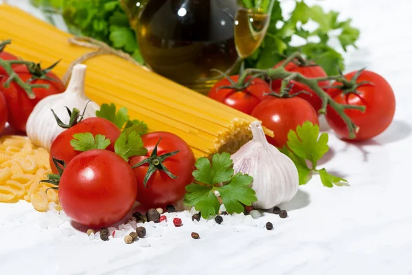 Spaghetti Fresh Tomatoes Spices White Table Closeup — Stock Photo, Image