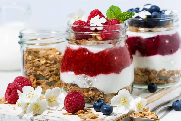 Postres Con Muesli Puré Bayas Frutas Frascos Sobre Mesa Blanca —  Fotos de Stock