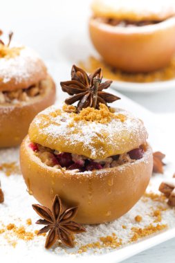 şenlikli pişmiş doldurulmuş elma ve gingerbread beyaz tabak, dikey, closeup üzerinde