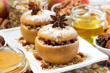 şenlikli pişmiş doldurulmuş elma, portre