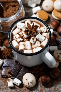 sıcak çikolata şekerleme ve ahşap masa, üstten görünüm sweets ile