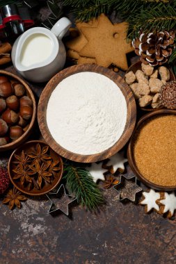 koyu arka plan üzerinde Üstten Görünüm Noel pişirme için malzemeler