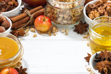 Beyaz arka plan ve pişirme elma, portre, yatay için malzemeler